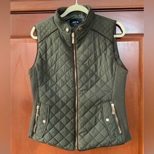 Quilled hunter green vest w/ gold details.